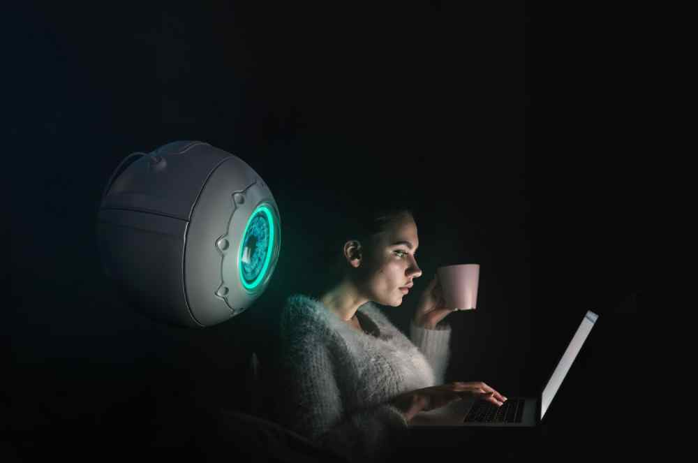 Sthefano Cruvinel, CEO da EvidJuri, Alerta Sobre Riscos da Espionagem Digital em Dispositivos Domésticos