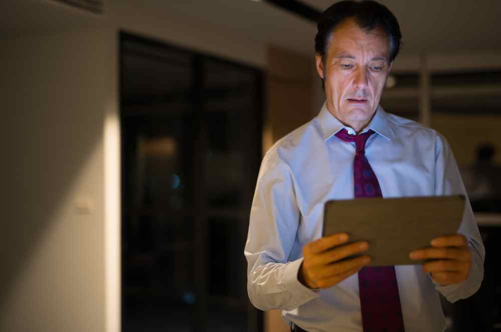 CEO Sthefano Cruvinel alerta: tempo excessivo diante das telas expõe o brasileiro a riscos digitais silenciosos