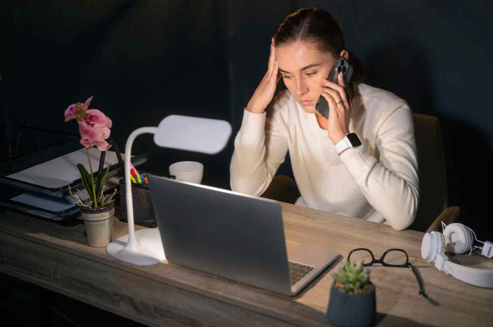 O uso excessivo de telas no trabalho: riscos jurídicos que sua empresa pode estar ignorando